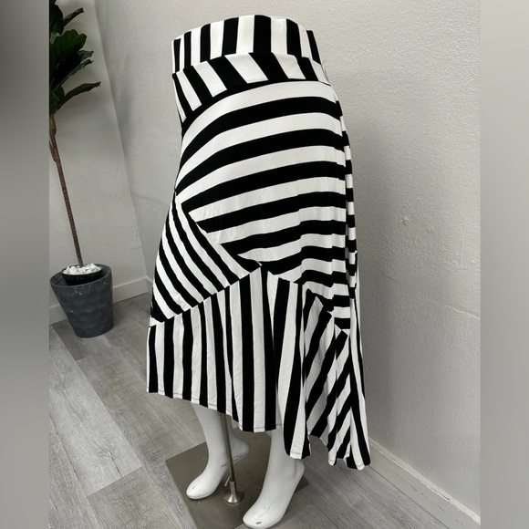 Torrid Black & White Striped Hi-Low Maxi Skirt - Size 6 (30) - Picture 3 of 4